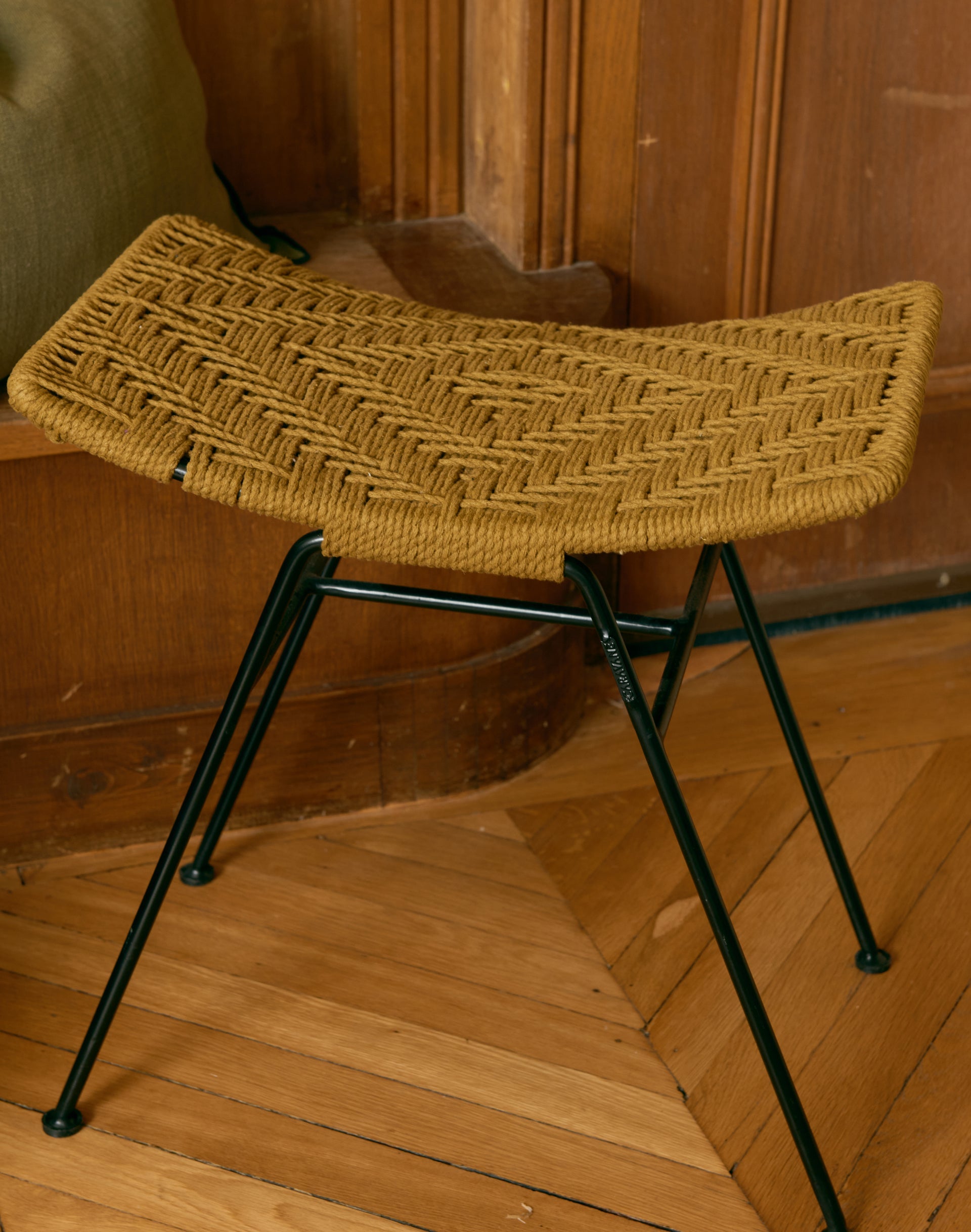 Hocker mit gewebter Oberfläche