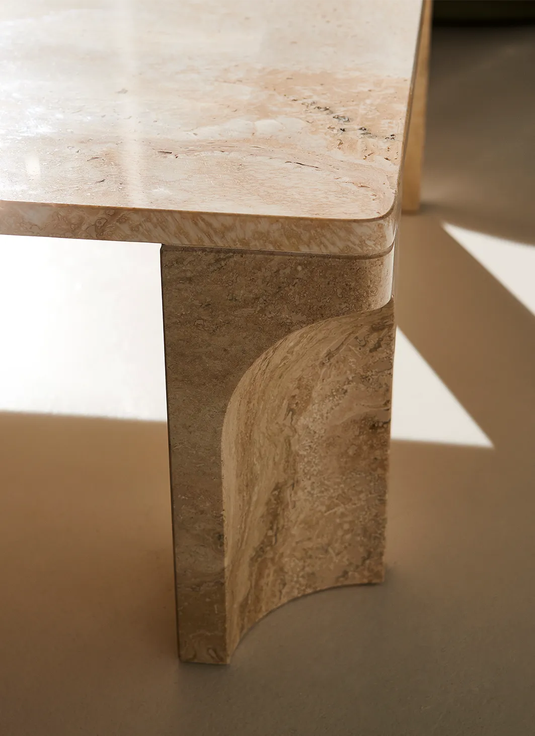 "Doric" Couchtisch von Gubi