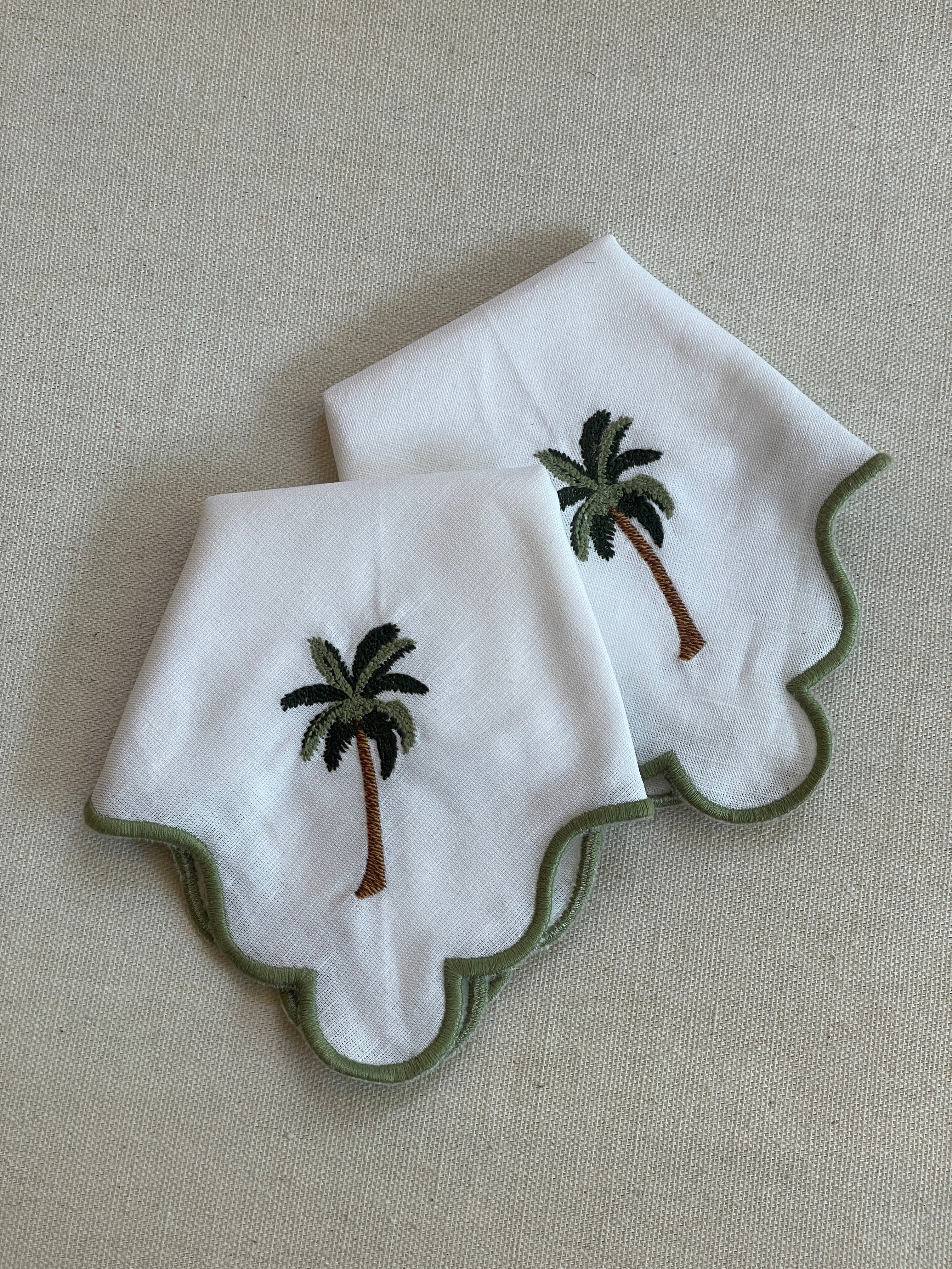 Napkins with embroidered palm trees