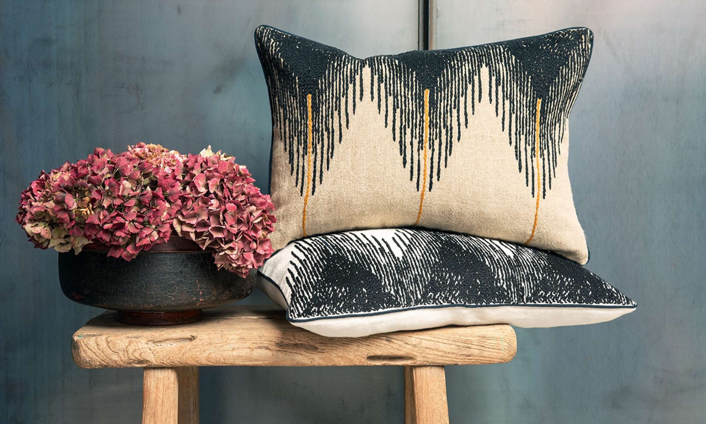 Cushions from Élitis in two colors