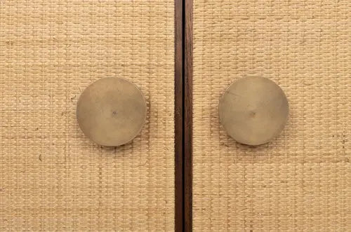 Schrank aus Rattan und Holz